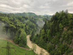 Die Sitter im oberen Toggenburg führt wegen des Dauerregens viel Wasser. (Bild: TVO/Tobias Lenherr)