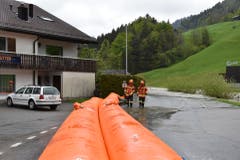 Die Feuerwehr bereit sich auf noch grössere Wassermengen im Toggenburg vor. (Bild: Timon Kobelt)