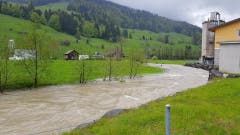 Die Thur bei Unterwasser schwappt teilweise bereits über das Ufer. (Bild: TVO/Tobias Lenherr)