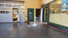 Die Schreinerei von Christoph Stolz in Unterwasser muss ausgepumpt werden. (Bild: TVO/Tobias Lenherr)