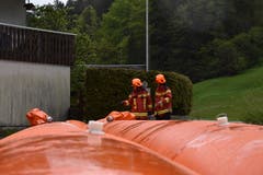 Die orangen Hochwasserschläuche sollen helfen, das Wasser in die richtigen Bahnen zu lenken. (Bild: Timon Kobelt)