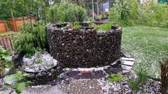 Hagelkörner im Garten. (Bild: Michel Adam)