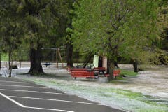 Überfluteter Spielplatz in Alt St.Johann. (Bild: Timon Kobelt)