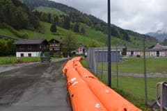 Die orangen Hochwasserschläuche sollen helfen, das Wasser in die richtigen Bahnen zu lenken. (Bild: Timon Kobelt)