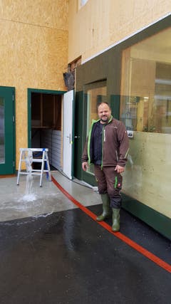 Die Schreinerei von Christoph Stolz in Unterwasser muss ausgepumpt werden. (Bild: TVO/Tobias Lenherr)