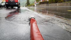 In Unterwasser muss die Feuerwehr ein Gebäude auspumpen. (Bild: TVO/Tobias Lenherr)