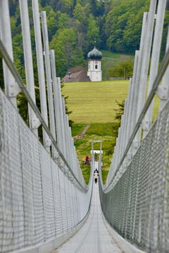 Die Brücke zur Kirche - von Grub nach Grub über die neue Hängebrücke. (Bild: Klaus Stadler)