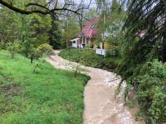 Die Bewohner dieses Hauses in Gais dürften bange Stunden erleben. (Bild: FM1Today, Marc Hanimann)