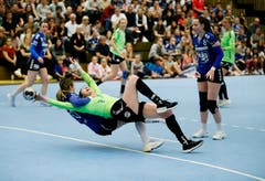 Zugs Martina Pavic (links) stoppt die St. Gallerin Martina Goricanec. (Bild: Stefan Kaiser, Zug, 22. Mai 2019)