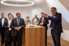 Bankratspräsident Christian Waser (ganz rechts) begrüsst die Gäste. Landammann Res Schmid (Mitte, im Vordergrund) hört interessiert zu.