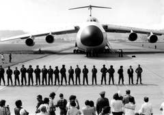 1978 landete erstmals ein amerikanisches Transportflugzeug Lockhhed Galaxy (75 Meter Länge, 68 Meter Spannweite) in Emmen. Bild: VBS