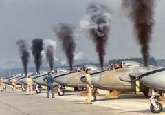 Jagdflugzeuge vom Typ «Venom» 1983 auf dem Flugplatz Emmen. (Bild: VBS)