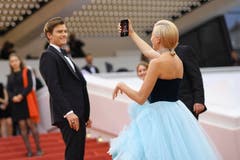 Sängerin Pixie Lott, rechts, macht ein Selfie. > Filmpremiere «La Belle Epoque» (Photo by Arthur Mola/Invision/AP)