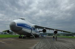 Eines der grössten Flugzeuge der Welt, die Antonov 124, auf dem Flugplatz Emmen. (Bild: Eveline Beerkircher, 3. Oktober 2006)