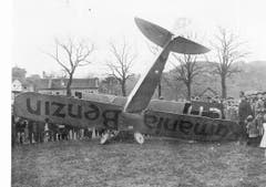 Flugzeugabsturz am 21. April 1930 auf der Luzerner Allmend. Bevor der Flugplatz Emmen eröffnet wurde, fand der Flugbetrieb auf der Luzerner Allmend statt. Bild: Stadtarchiv Luzern