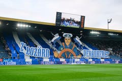 Die Luzerner Fans huldigen Claudio Lustenberger, der seine Karriere beendet. (Bild: Martin Meienberger / Freshfocus, Luzern, 22. Mai 2019)