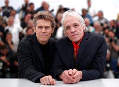 Regisseur Abel Ferrara (rechts) und der Schauspieler Willem Dafoe (links) > Fototermin «Tommaso» (EPA/IAN LANGSDON)