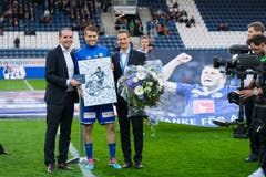 Sportchef Remo Meyer (links) und Präsident Philipp Studhalter verabschieden Claudio Lustenberger. (Bild: Martin Meienberger / Freshfocus, Luzern, 22. Mai 2019)