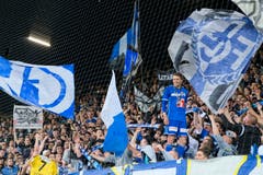 Claudio Lustenberger lässt sich von den Fans feiern. (Bild: Martin Meienberger / Freshfocus, Luzern, 22. Mai 2019)