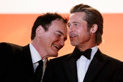 Der US-Regisseur Quentin Tarantino flüstert Brad Pitt etwas ins Ohr. > Filmpremiere «Once Upon A Time ... In Hollywood» (Bild: EPA/IAN LANGSDON)