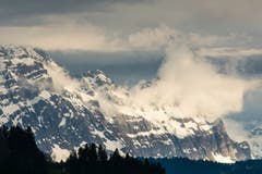 Regenfront am Säntis vom Speicher aus fotografiert. (Bild: Hans-Jörg Nüesch)