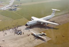 Auf dem Militärflugplatz Emmen landet eine Galaxy 01. (Bild: VBS)
