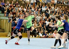 Die St. Gallerin Fabienne Tomasini (links) wird von Stefanie Javet gebremst. (Bild: Stefan Kaiser, Zug, 22. Mai 2019)
