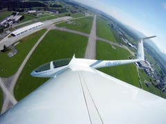 Die Modellfluggruppe Luzern während ihres Trainings mit Blick auf den Militärflugplatz Emmen. (Bild: Philipp Schmidli, 16. Juli 2011)
