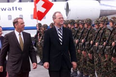 Bundespräsident Adolf Ogi (links) empfängt 1999 den deutschen Verteidigungsminister Rudolf Scharping auf dem Flugplatz Emmen. (Archivbild LZ)