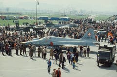 Ausstellung auf dem Militärflugplatz Emmen im Jahr 1981: Im Vordergrund: J-3066 Northrop F-5E Tiger ll, links: V-614 Pilatus PC-6/B2-H2M-1 Turbo Porter, rechts: J-4138 Hawker Hunter Mk. 58A. (Bild: ETH-Bibliothek Zürich, Bildarchiv)
