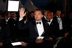 Leonardo DiCaprio winkt den Fans zu. > Filmpremiere «Once Upon A Time ... In Hollywood» (Bild: EPA/SEBASTIEN NOGIER)