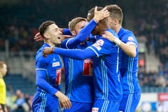 Ruben Vargas feiert zusammen mit Marvin Schulz, Tsiy Ndenge und Shkelqim Demhasaj.