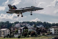 Ein FA-18 im Anflug auf den Flugplatz Emmen. (Bild: Pius Amrein, 4. Juli 2018)