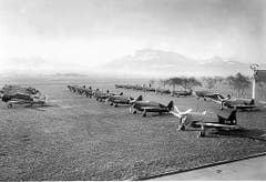 Flugzeuge des Typs Morane, Mustang und AT-16 1949 auf dem Flugplatz Emmen. (Bild: Flugzeugwerke Emmen)