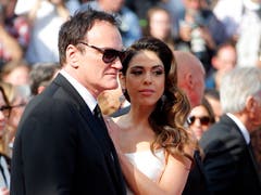 Regisseur Quentin Tarantino mit seiner Frau, der israelischen Sängerin Daniella Pick. > Filmpremiere « Once Upon A Time... In Hollywood» (Bild: EPA/JULIEN WARNAND)