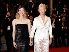 Die britische Schauspielerin Tilda Swinton (rechts) mit ihrer Tochter Honor Swinton Byrne während dem 72. Filmfestival in Cannes. > Filmpremiere «Parasite» (Bild: EPA/JULIEN WARNAND