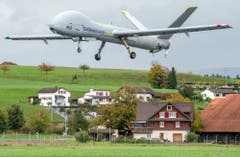 Aufklärungsdrohne Hermes 900 im Landeanflug 2012 auf Emmen. Länge: 8,3 Meter. Spannweite: 15 Meter. (Bild: VBS)