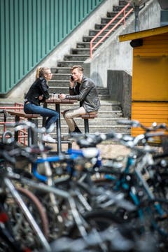 Zwischendurch braucht es einen Kaffee an der Sonne. (Bild: Reto Martin)