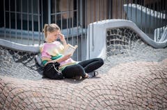 Die Mittagspause wird genutzt, um mal etwas anderes als Fachlektüre zu lesen. (Bild: Reto Martin)