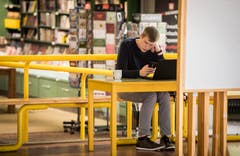 Auch im Foyer wird gelernt – oder es werden Nachrichten geschrieben. (Bild: Reto Martin)