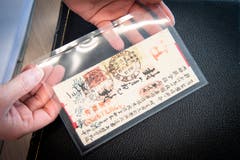 ...werden die seltenen Briefmarken und Stücke... (Bilder: Ralph Ribi)
