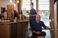 Olivenöl aus Italien: Piero Albanese und Mélanie Hangartner im Laden «o’pulia». (Bild: Adriana Ortíz Cardozo)