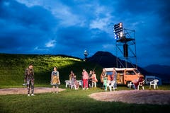 «Die schwarze Spinne» auf dem Allweg in Ennetmoos ist modernes Theater mit grotesken Zügen. (Bild: Manuela Jans-Koch, Ennetmoos, 22. Mai 2019)