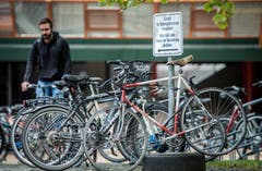 Zahlreiche Studierende kommen mit dem Velo zur Uni.