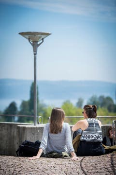 Zwei Studentinnen geniessen den Blick von der Terrasse auf den Bodensee.