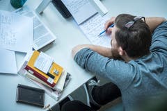 Ein Student macht sich Notizen. (Bild: Reto Martin)