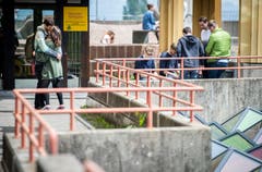 Ein Studentenpärchen küsst sich während der Mittagspause. (Bild: Reto Martin)