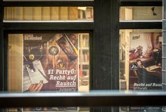 Plakate in der Universität lassen auf ausschweifende Studentenfeste schliessen. (Bild: Reto Martin)
