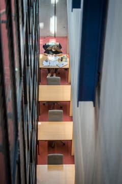 Blick von oben auf eine fleissige Jura-Studentin in der Bibliothek. (Bild: Reto Martin)