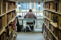 Höchste Konzentration in der Rechtsabteilung der Bibliothek. (Bild: Reto Martin)